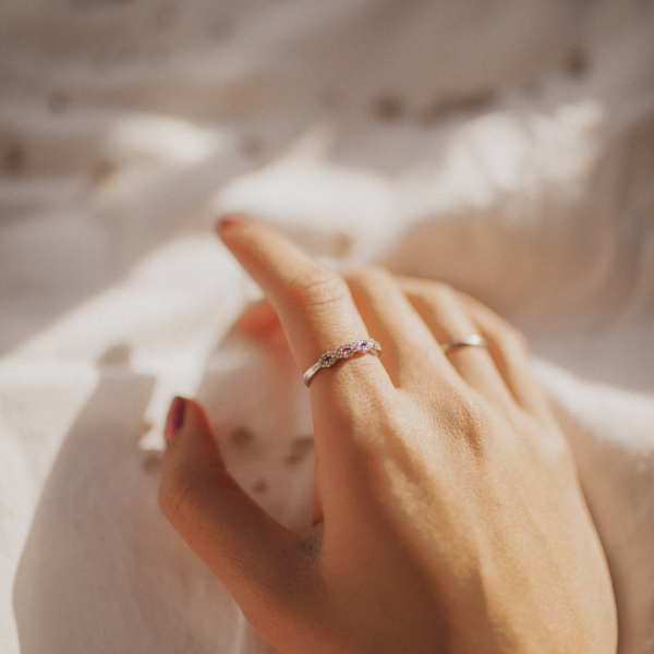 Une image présentant notre bague, un bijou étincelant pour sublimer votre look.