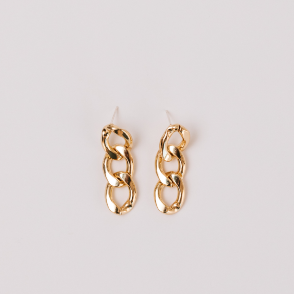 Une image présentant nos boucles d'oreilles, un accessoire chic pour un look sophistiqué.