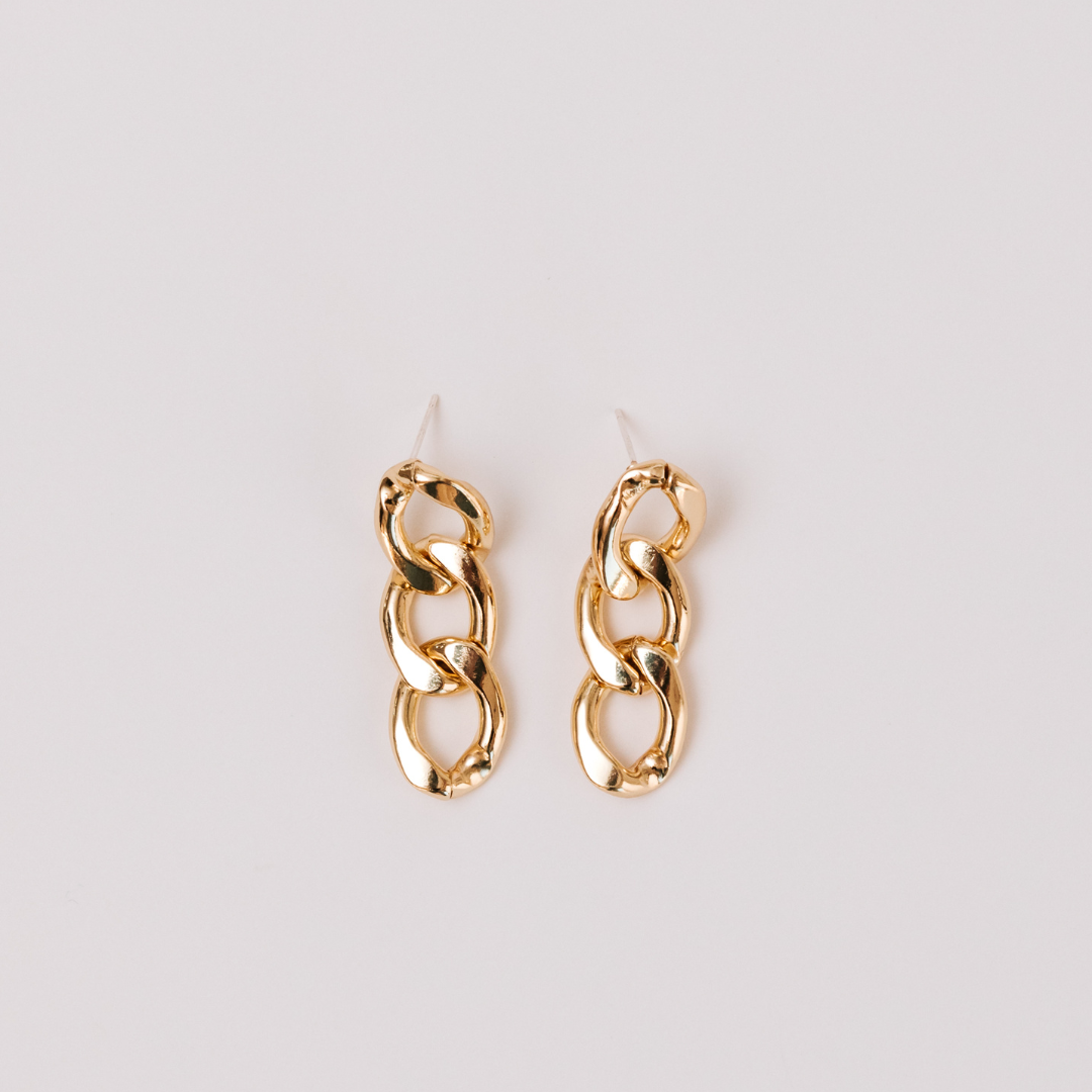 Une image présentant nos boucles d'oreilles, un accessoire chic pour un look sophistiqué.